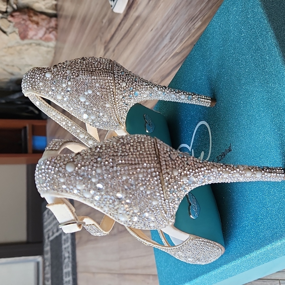 Beautiful white heels - Picture 6 of 12